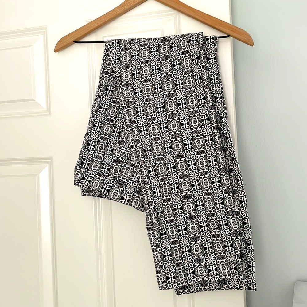 Chicos black and white stretch pants